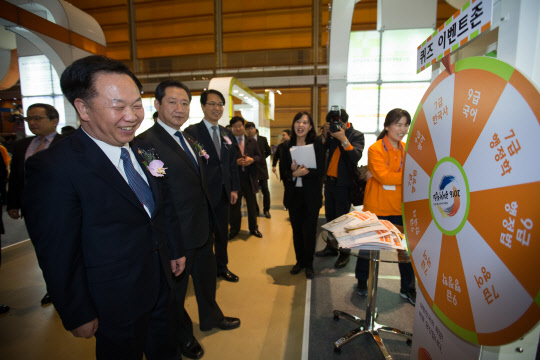 인사혁신처는 9일 서울 삼성동 코엑스에서 '2016년 공직박람회'를 개최했다고 밝혔다. 이 박람회는 중앙 행정기관, 헌법기관, 자치단체, 주요 공기업 총 77개 기관이 기관별 채용정보와 진로탐색 정보 등을 제공한다. 김동극 인사처장이 부스를 돌아보고 있다.   인사혁신처 제공